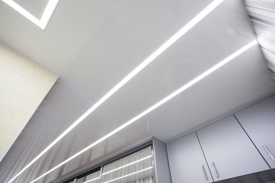 Заказать световые потолки с линией света в г. Анива